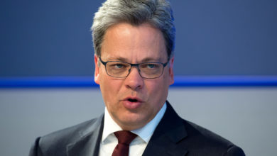 Photo of Commerzbank Names Deutsche Bank’s Manfred Knof As New CEO