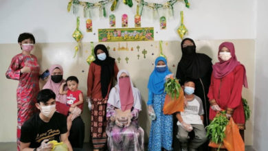 Photo of Seremban’s ‘Kedai Muhibah Raya’ Brings Joy To Single Mother And Her Children With Free Hari Raya Clothes