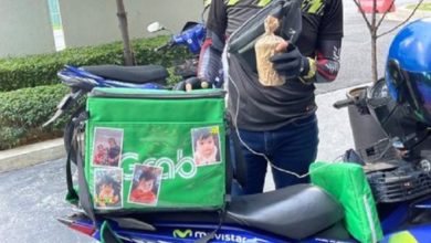 Photo of Bangsar Food Delivery Rider Warms Hearts On Social Media For Family Pictures Adorning His Delivery Carrier Bag