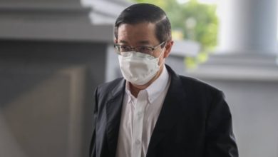 Photo of Guan Eng Smiled Upon Receiving Envelope With RM100,000 Cash, Contractor Says In Corruption Trial